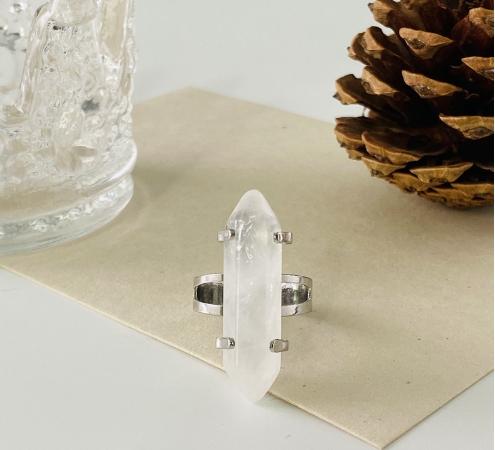 Anel de Prata com Pedra de Cristal Natural - Elegância Autêntica com Quartzo Rosa