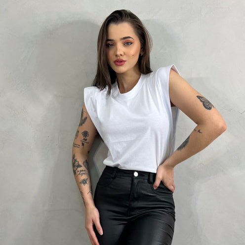 Camiseta Básica Branca com Detalhe Lateral - Sinônimo de Conforto e Estilo - Kaype Store