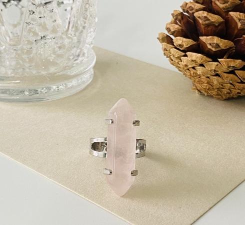 Anel de Prata com Pedra de Cristal Natural - Elegância Autêntica com Quartzo Rosa