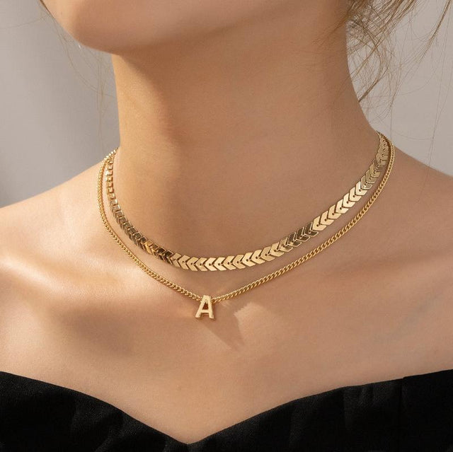 Colar Multicamadas Escama de Peixe com Pingente de Letra Dourado - Kaype Store
