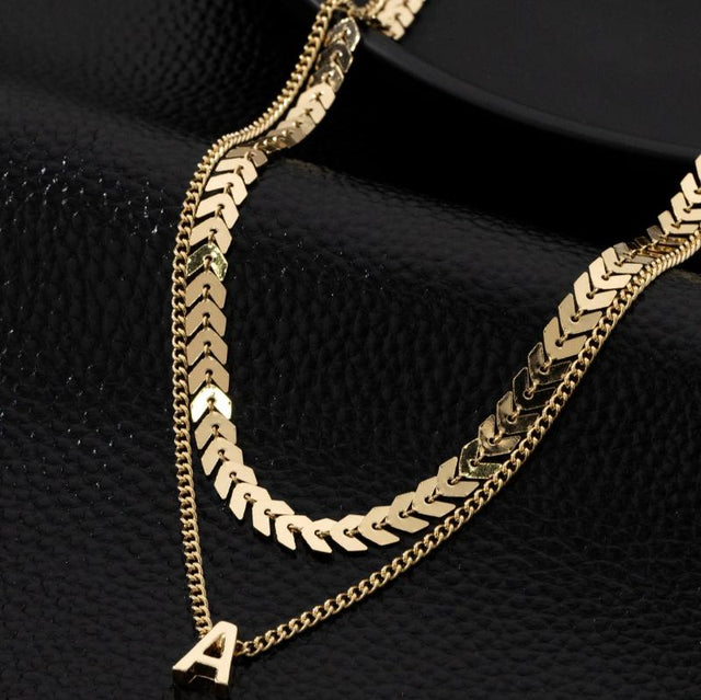 Colar Multicamadas Escama de Peixe com Pingente de Letra Dourado - Kaype Store