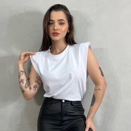 Camiseta Básica Branca com Detalhe Lateral - Sinônimo de Conforto e Estilo - Kaype Store
