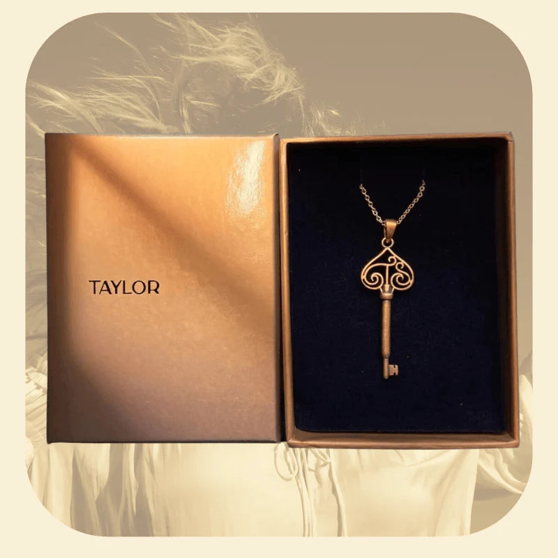 Colar Fearless com caixa - Taylor Swift - Kaype Store
